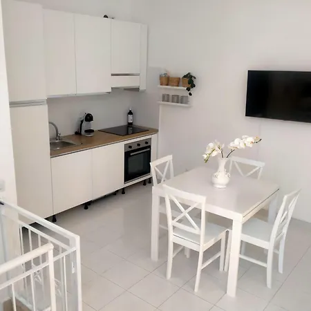 Soleil Con Piscina E Campo Da Tennis Condominiale Вилласимиус